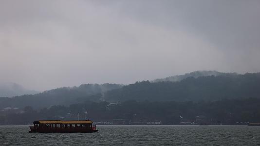 江南烟雨西湖游船慢镜头视频的预览图