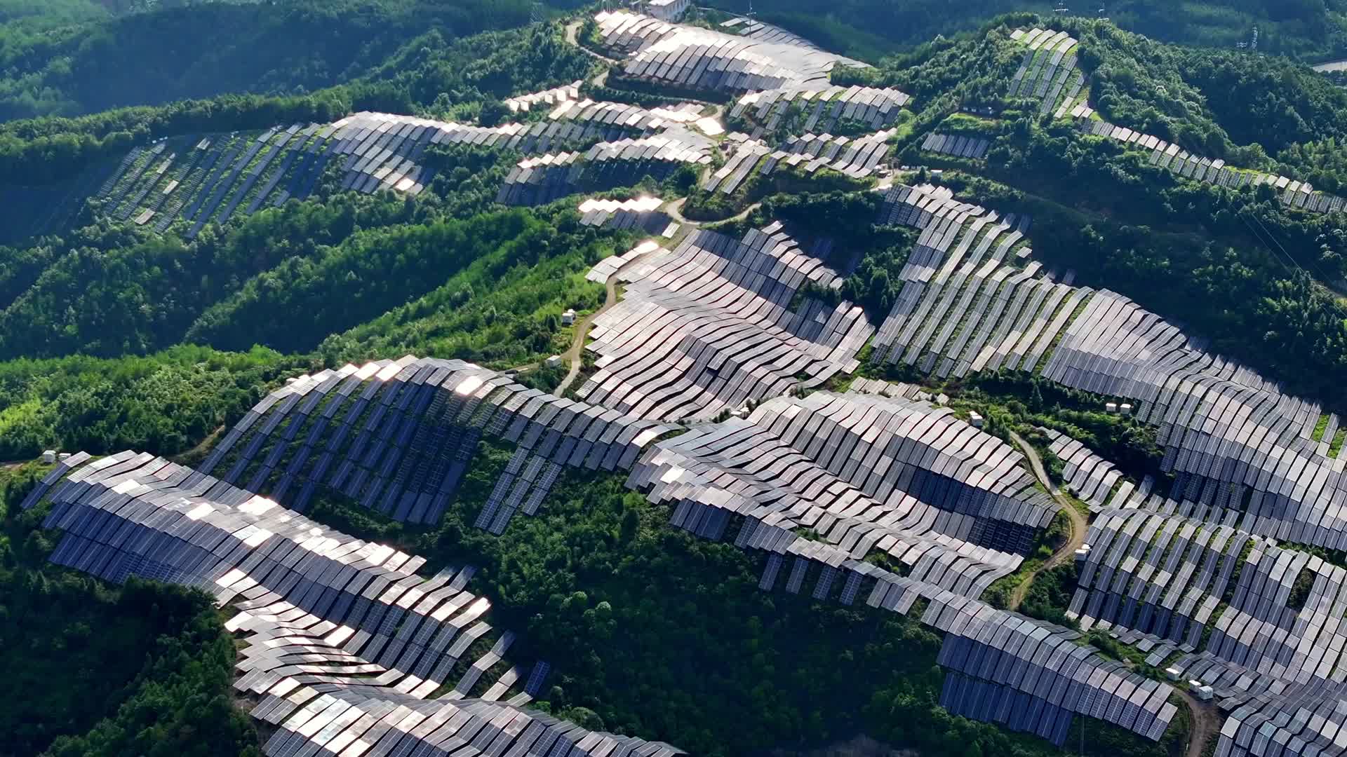 太阳能光伏发电站夕阳下山坡航拍视频的预览图