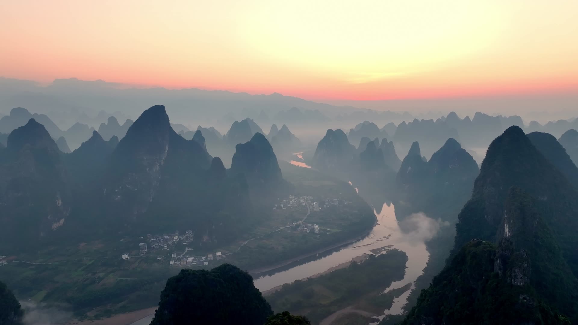 日出金色的喀斯特山脉风光绝美中国风光视频的预览图
