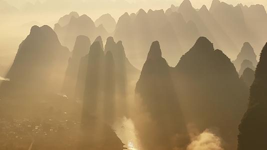 日出金色的喀斯特山脉风光绝美中国风光视频的预览图