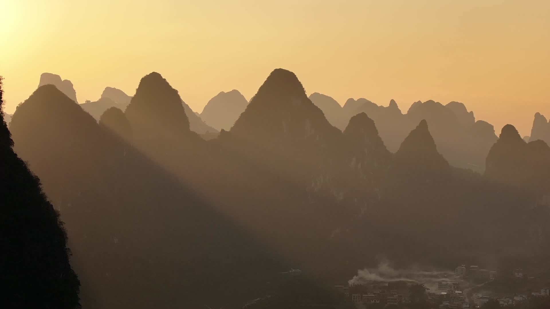 航拍日出金色的喀斯特山脉风光绝美中国风光视频的预览图