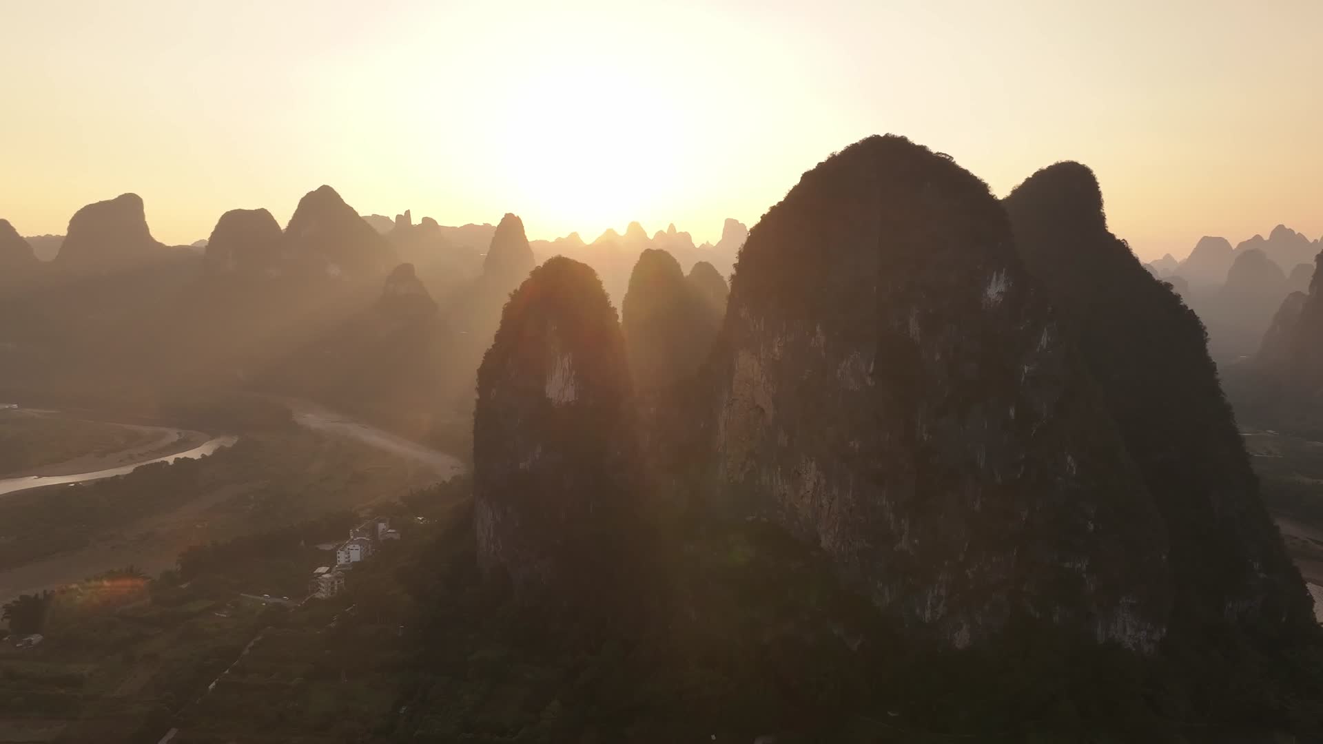 航拍桂林山水金色阳光美丽的风光视频的预览图