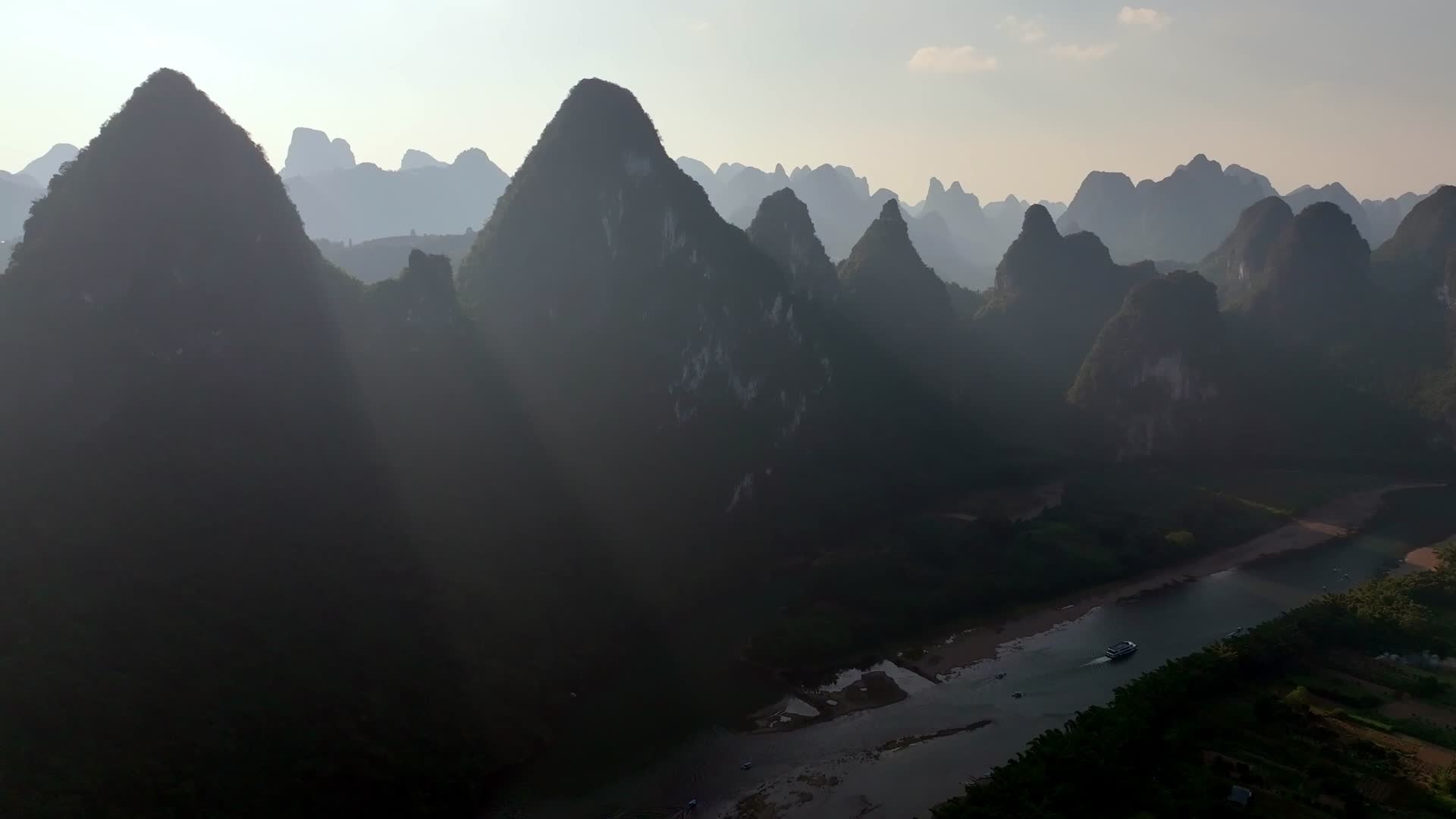 航拍桂林山水金色阳光美丽的风光视频的预览图