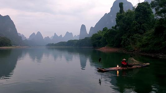 桂林阳朔漓江上的渔翁和竹筏视频的预览图