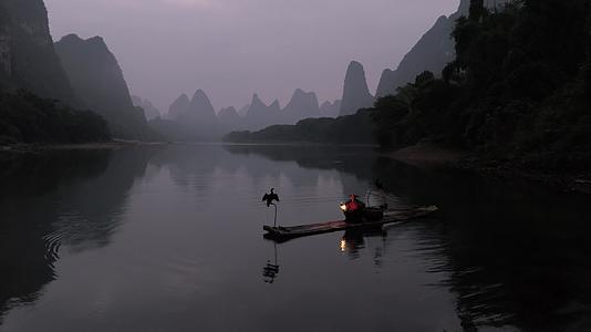 桂林阳朔漓江上的渔翁和竹筏视频的预览图