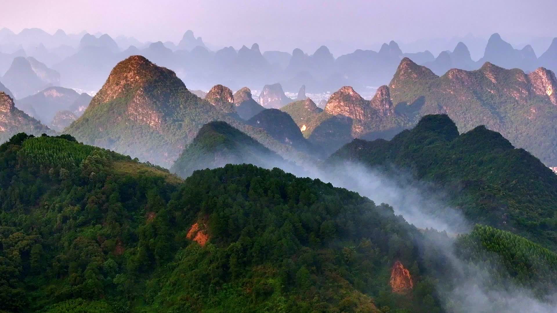 航拍喀斯特山脉风光绝美中国风光视频的预览图
