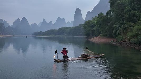 航拍桂林山水渔翁渡江视频的预览图