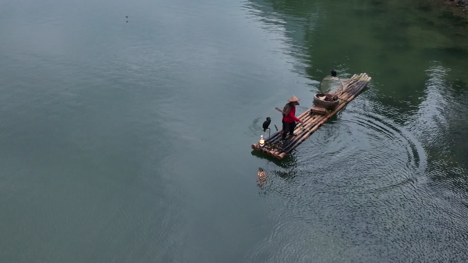航拍桂林山水渔翁渡江视频的预览图