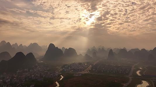 航拍日出桂林山水风光视频的预览图