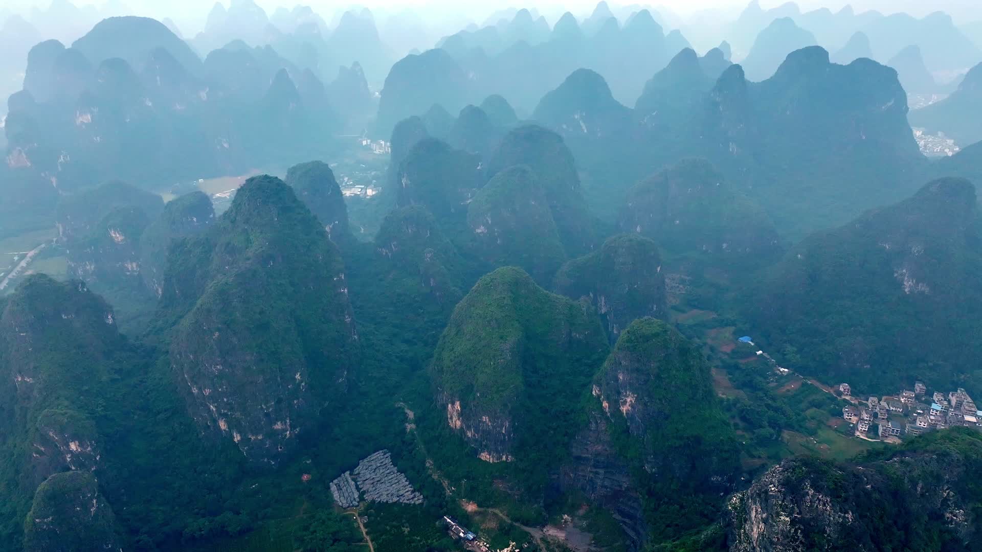 清晨的桂林山脉和村落视频的预览图