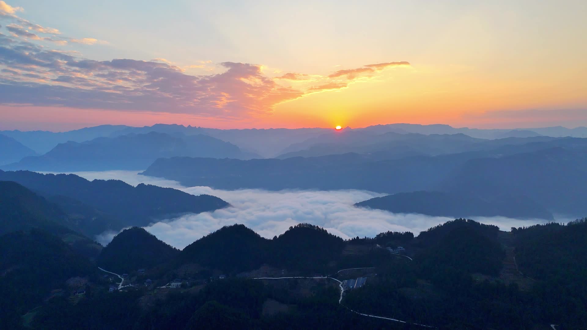 日出云海航拍清晨的第一缕阳光视频的预览图