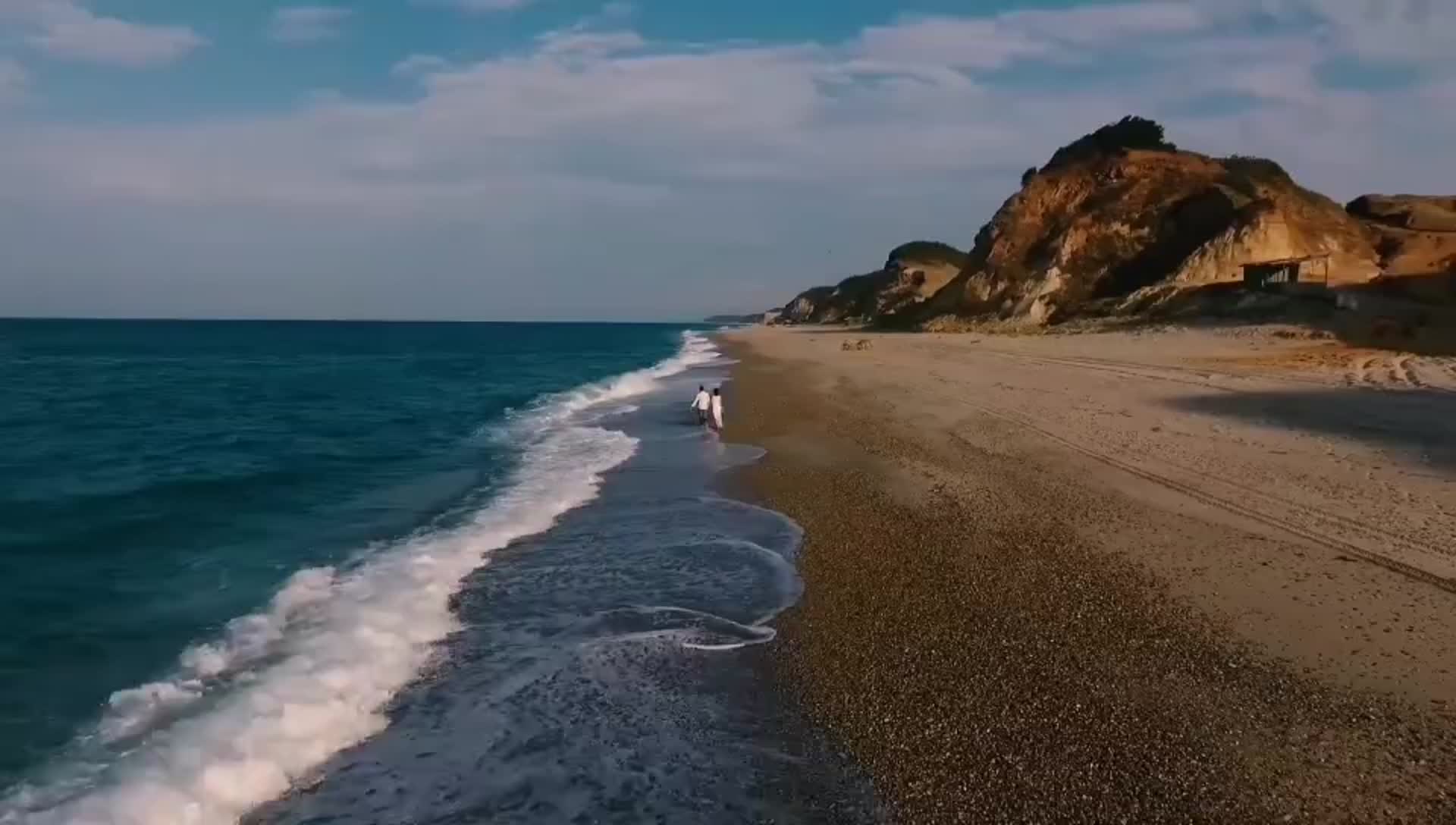 和相爱的漫步在美丽的海滩视频的预览图