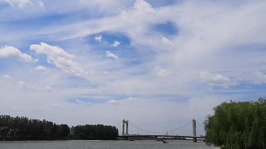 河边自然风光多彩云彩视频的预览图