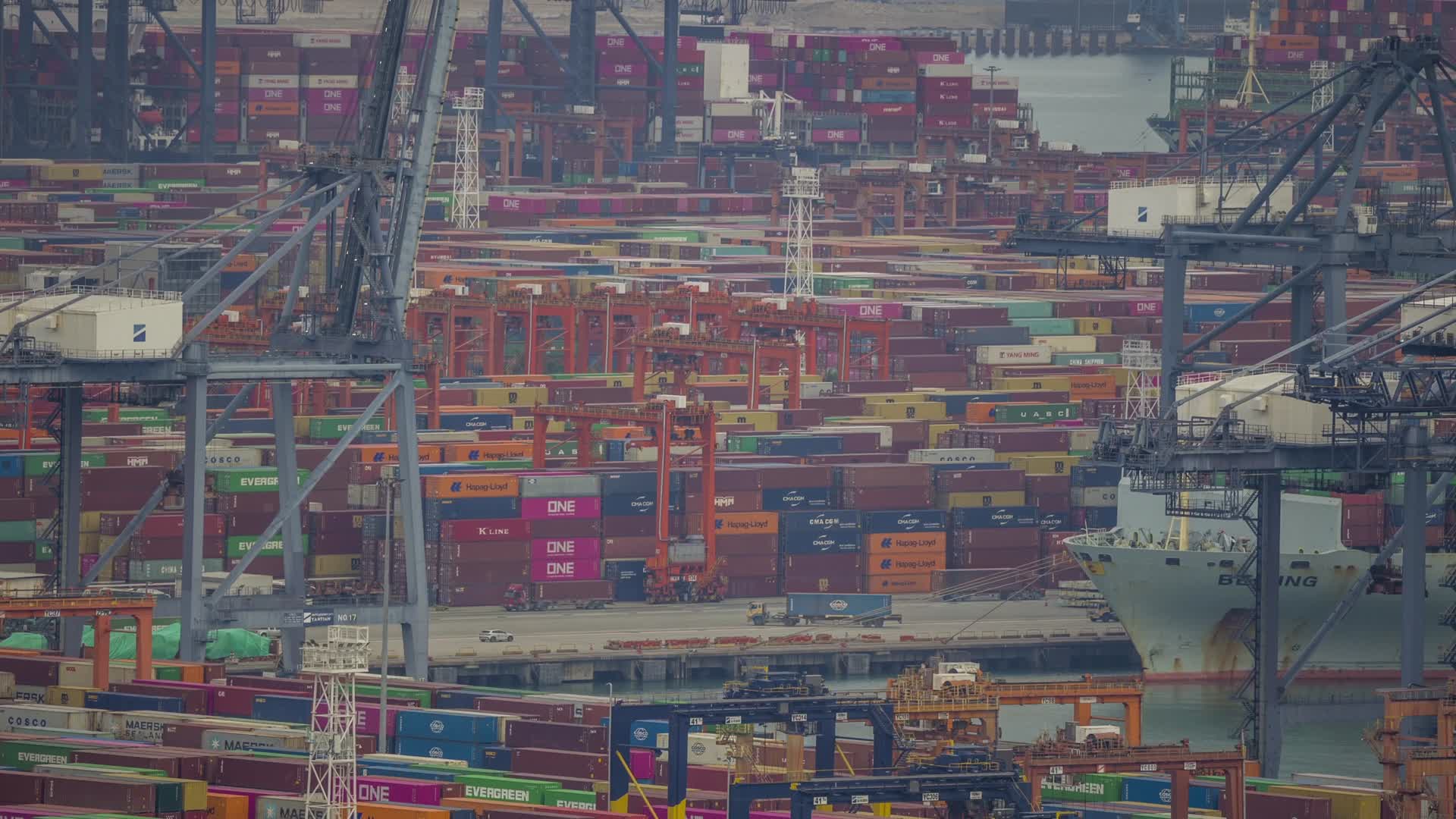 盐田港超大型集装箱港口延时视频的预览图