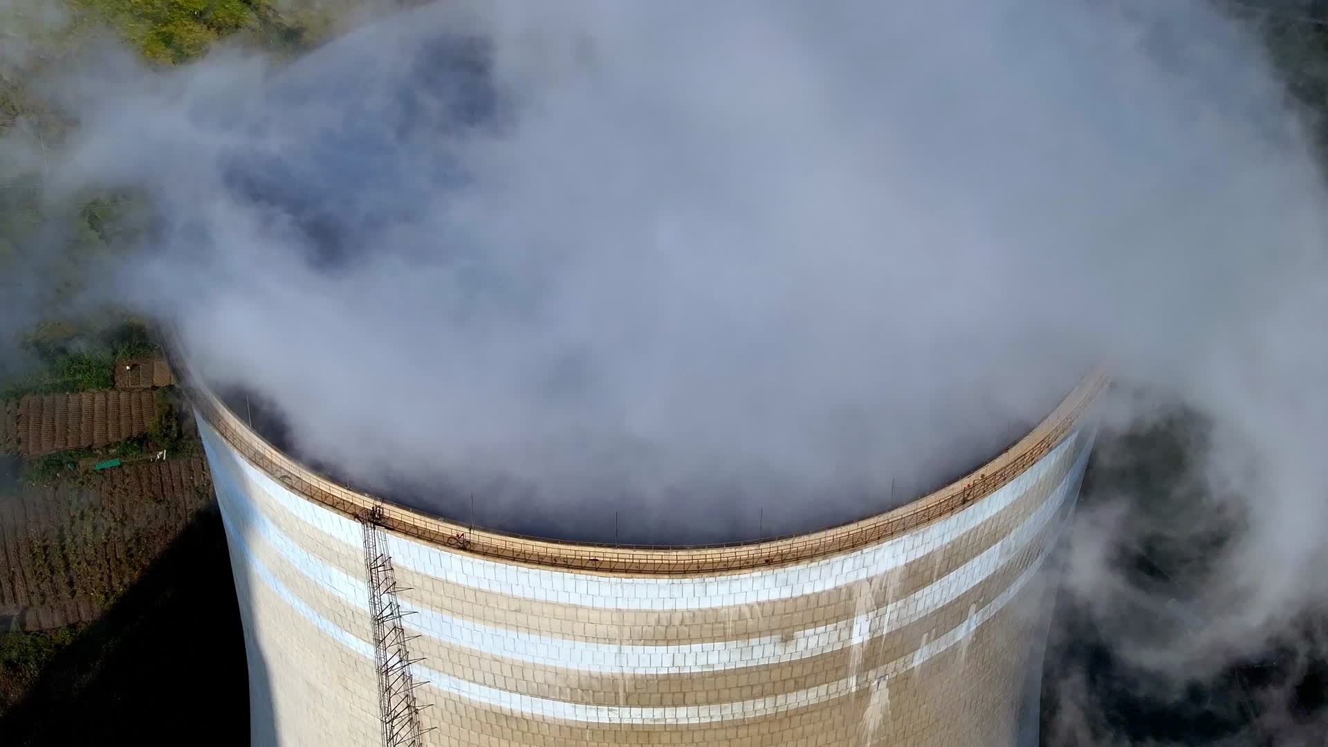 航拍工业园区化工业大烟囱视频的预览图