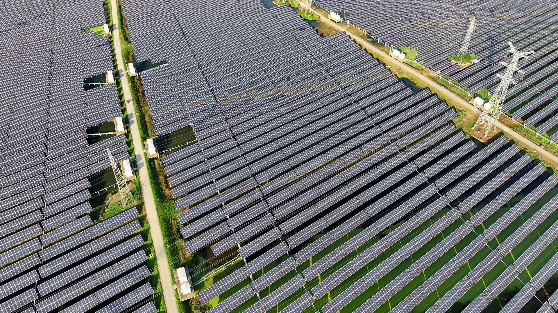 平原上的太阳能发电站新能源光伏发电视频的预览图