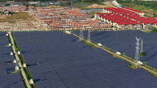 平原上的太阳能发电站新能源光伏发电视频的预览图