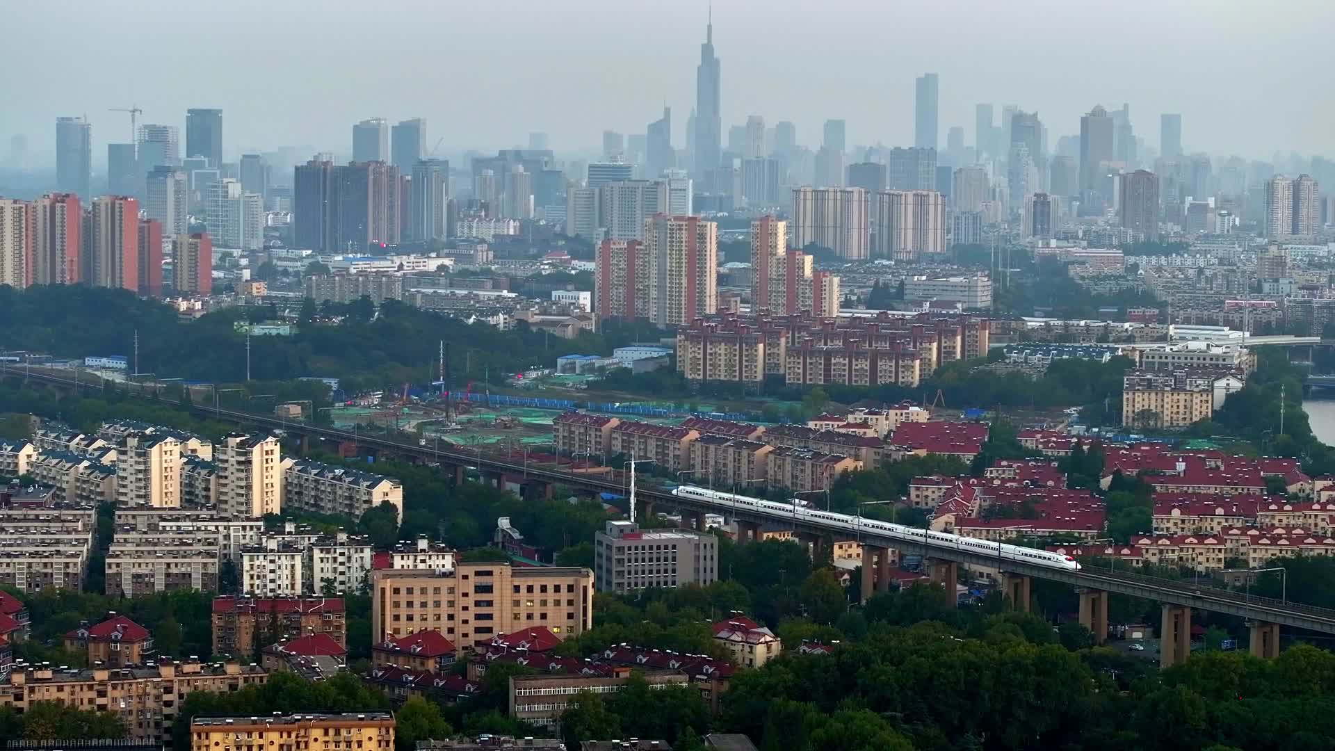 航拍南京城市高铁穿过城市视频的预览图