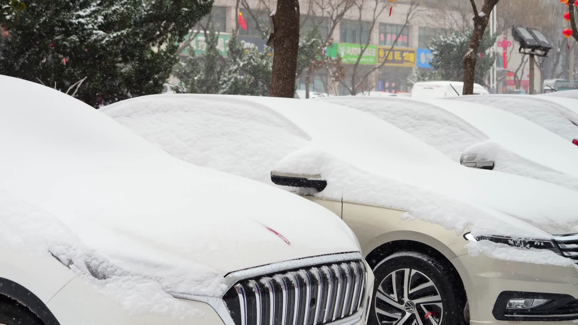 下雪雪中停放的汽车户外冬天雪中车窗积雪雪压汽车上车顶上落满积雪风雪中停放的汽车大雪中的汽车自然灾害视频的预览图