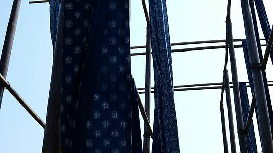 蓝印花布传统染布房布料视频的预览图