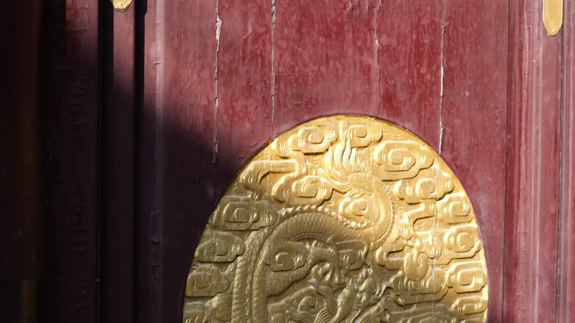 阳光照耀在金色古典的龙壁画视频的预览图
