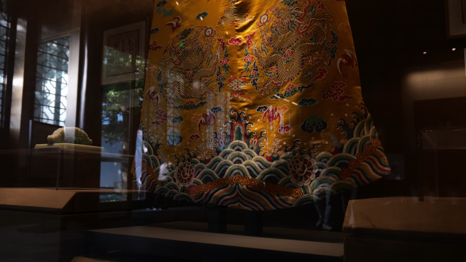 博物馆里的龙袍视频的预览图