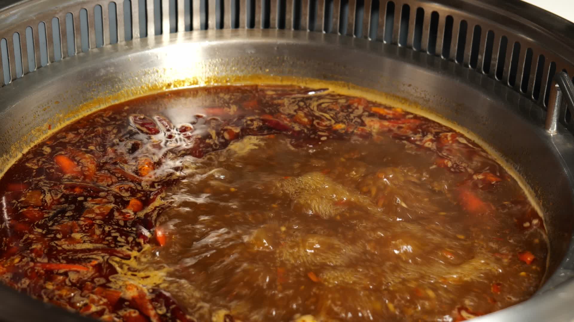 沸腾的火锅汤底美味的火锅视频的预览图