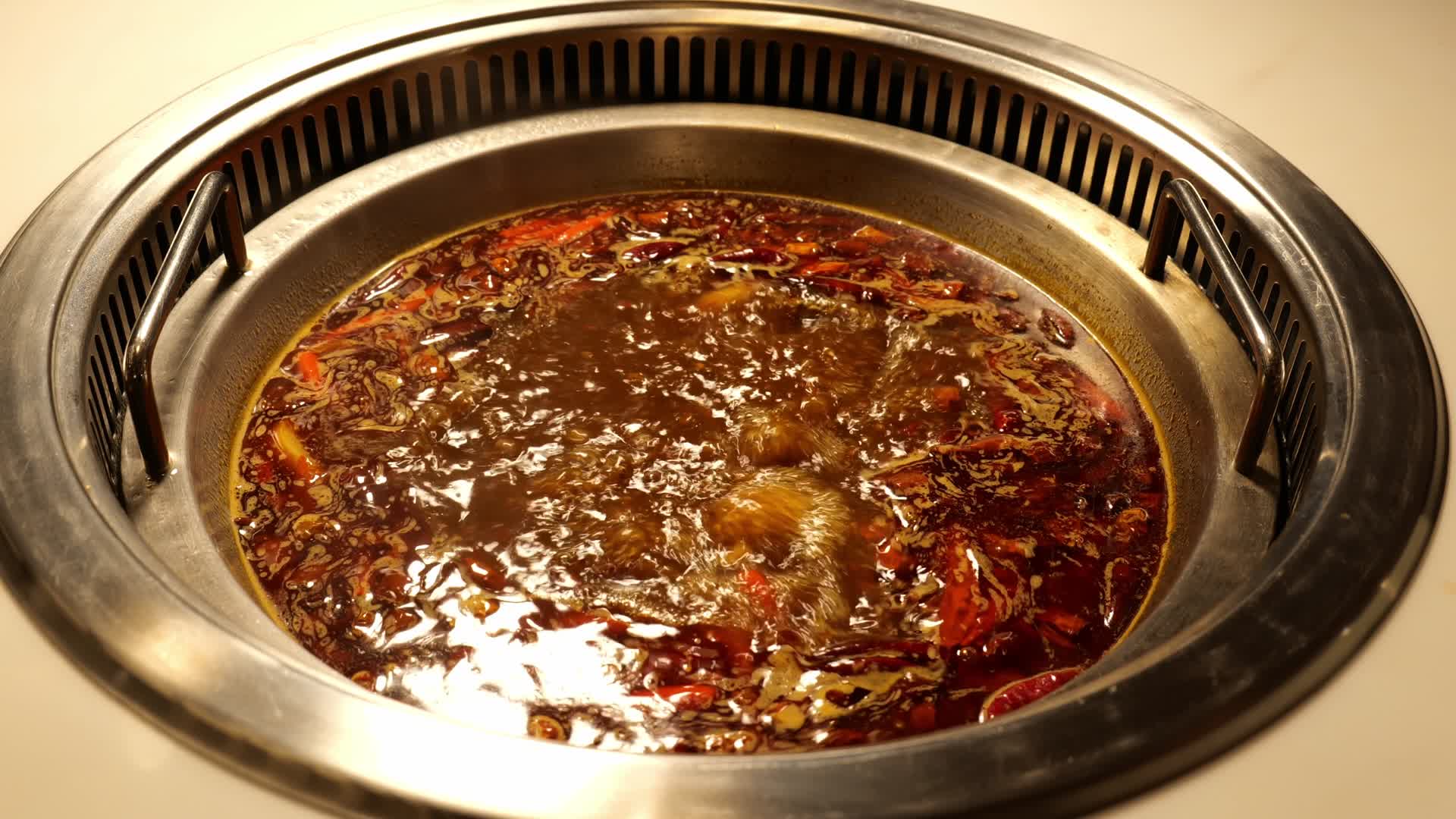 沸腾的火锅汤底美味的火锅视频的预览图