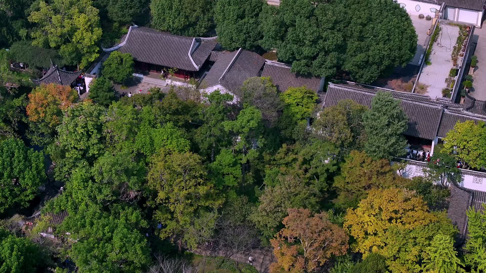 航拍秋日的苏州园林拙政园视频的预览图