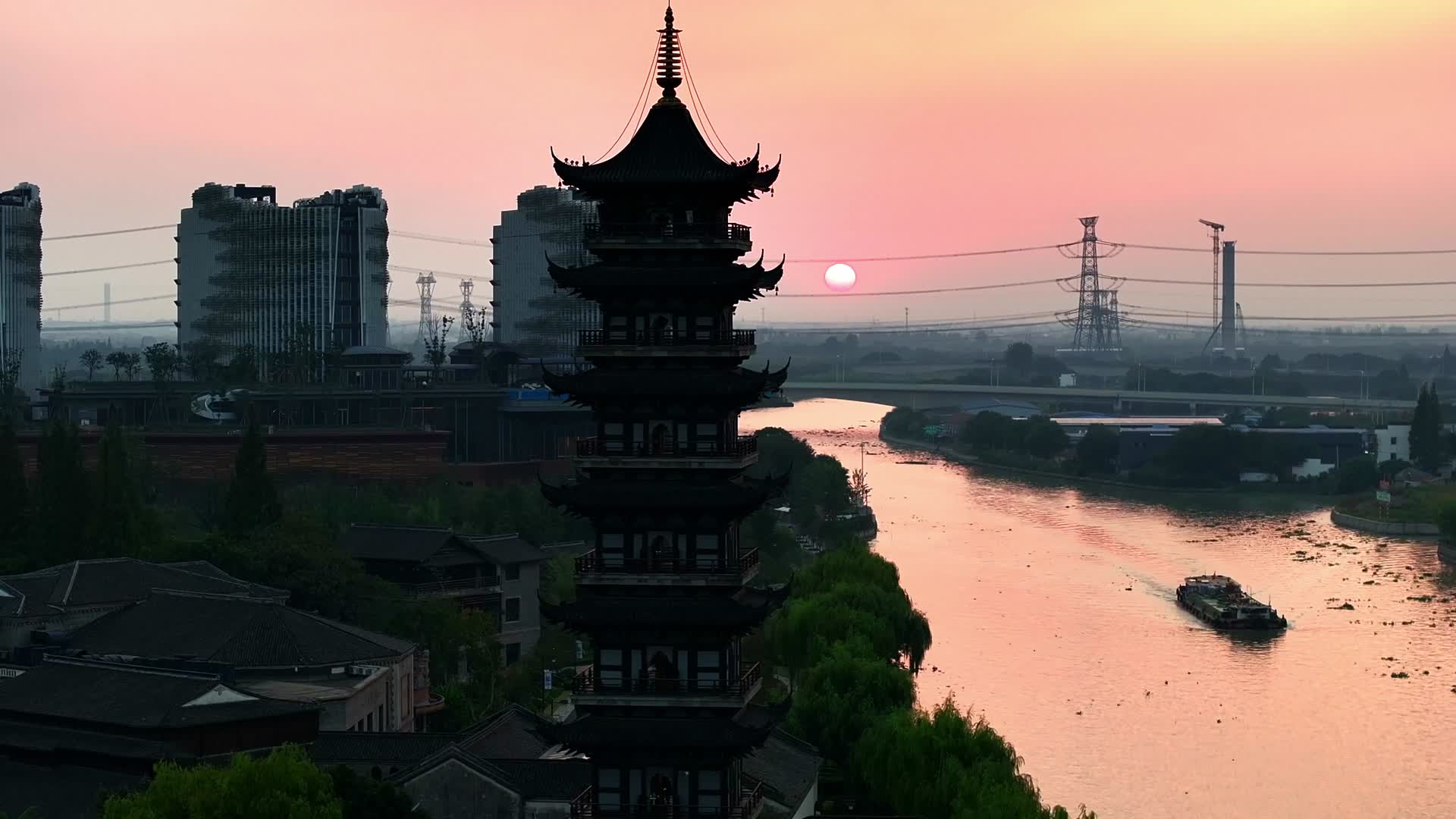 航拍落日下的京杭大运河视频的预览图
