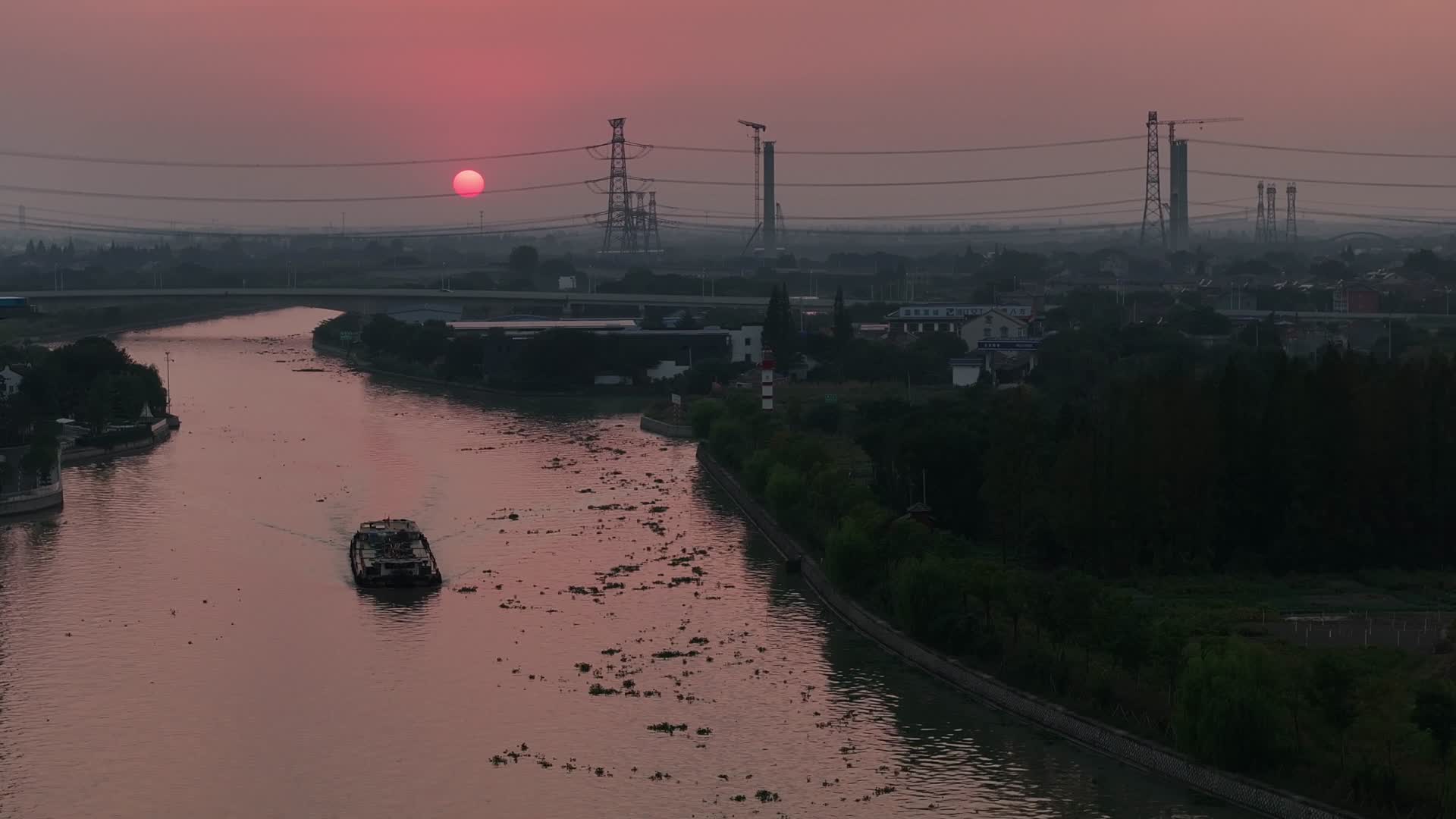 航拍夕阳下的京杭大运河视频的预览图
