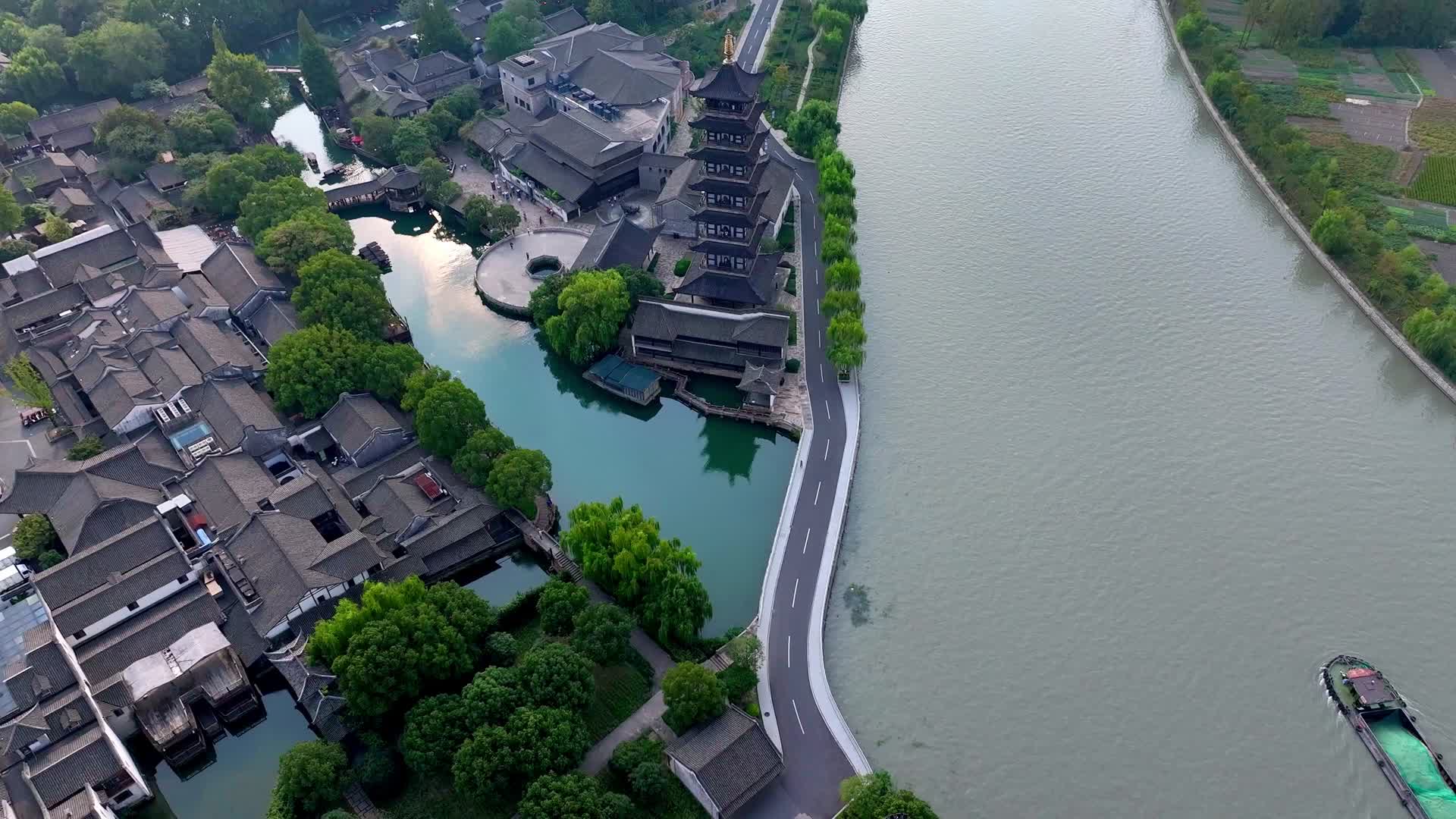 航拍京杭大运河的运输船视频的预览图