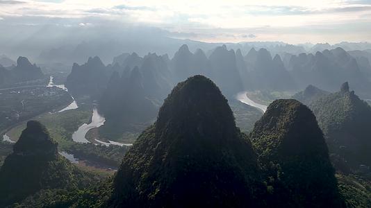 桂林十万大山日出喀斯特地貌风光视频的预览图
