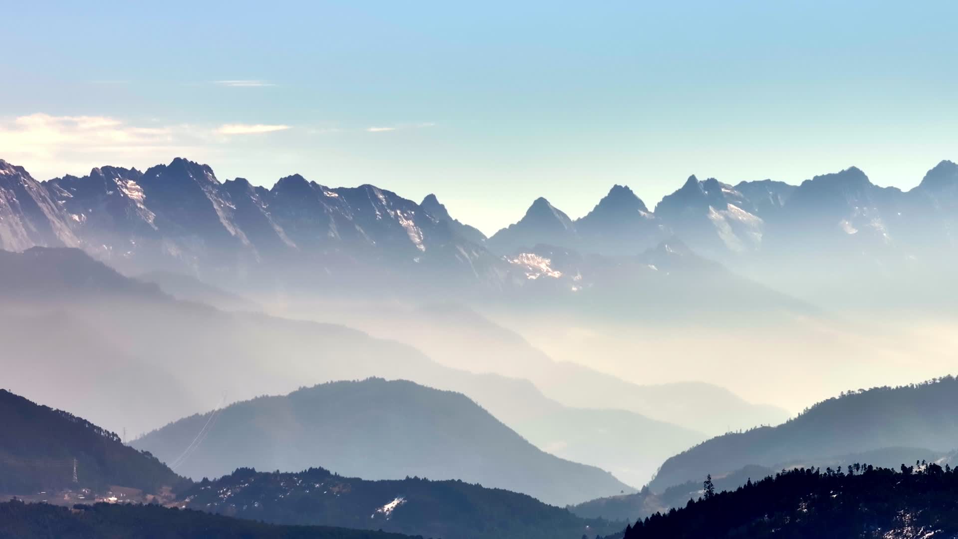高原森林雪山的风光视频的预览图