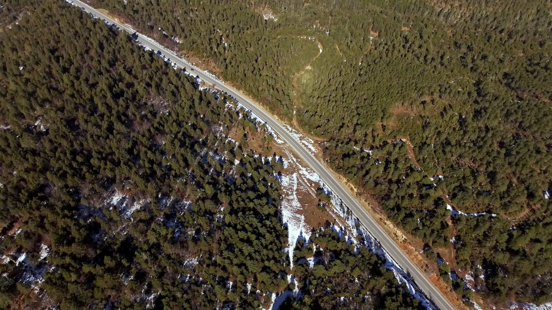 高原森林和公路雪山的风光视频的预览图