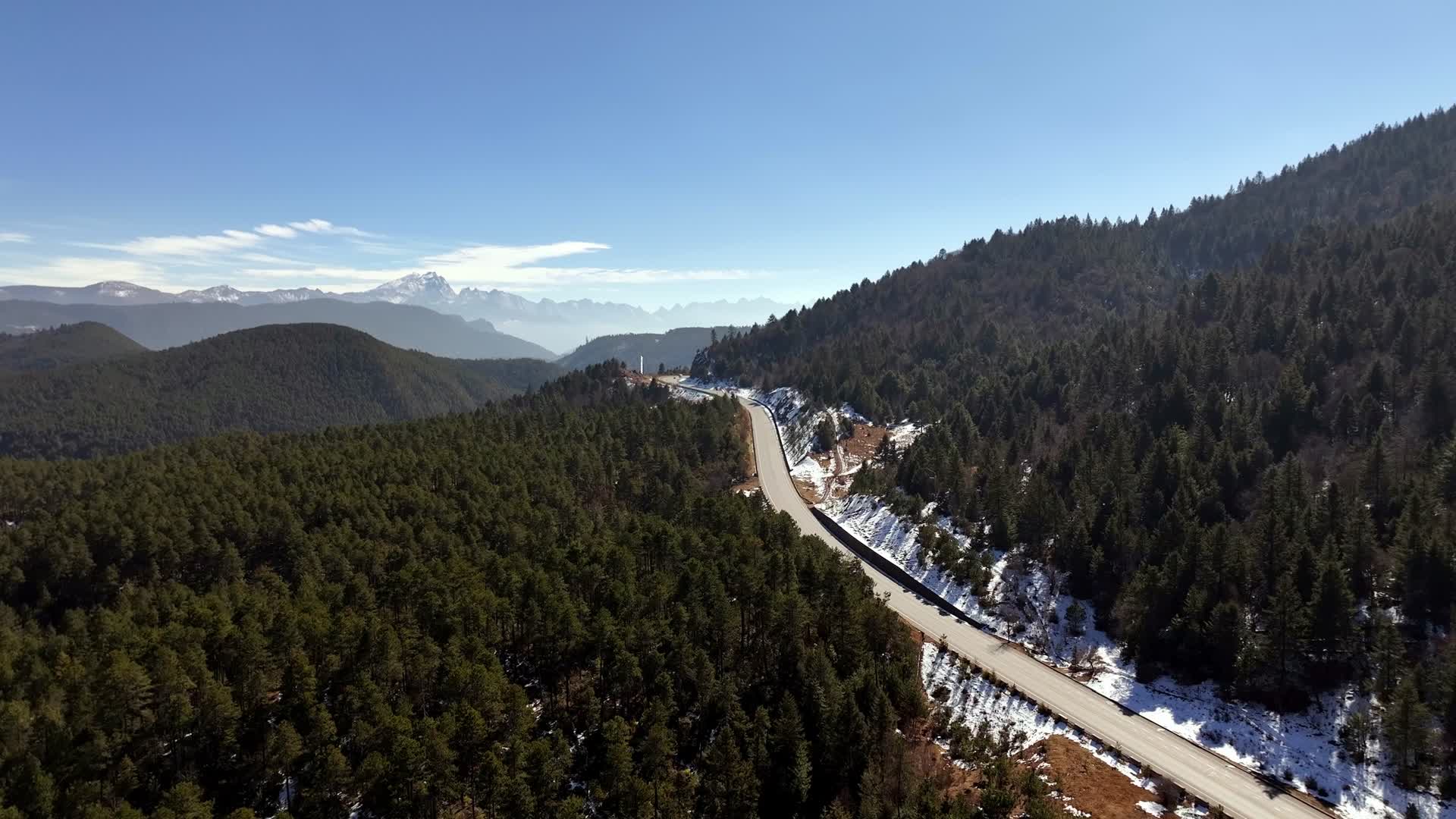 高原森林和公路雪山的风光视频的预览图