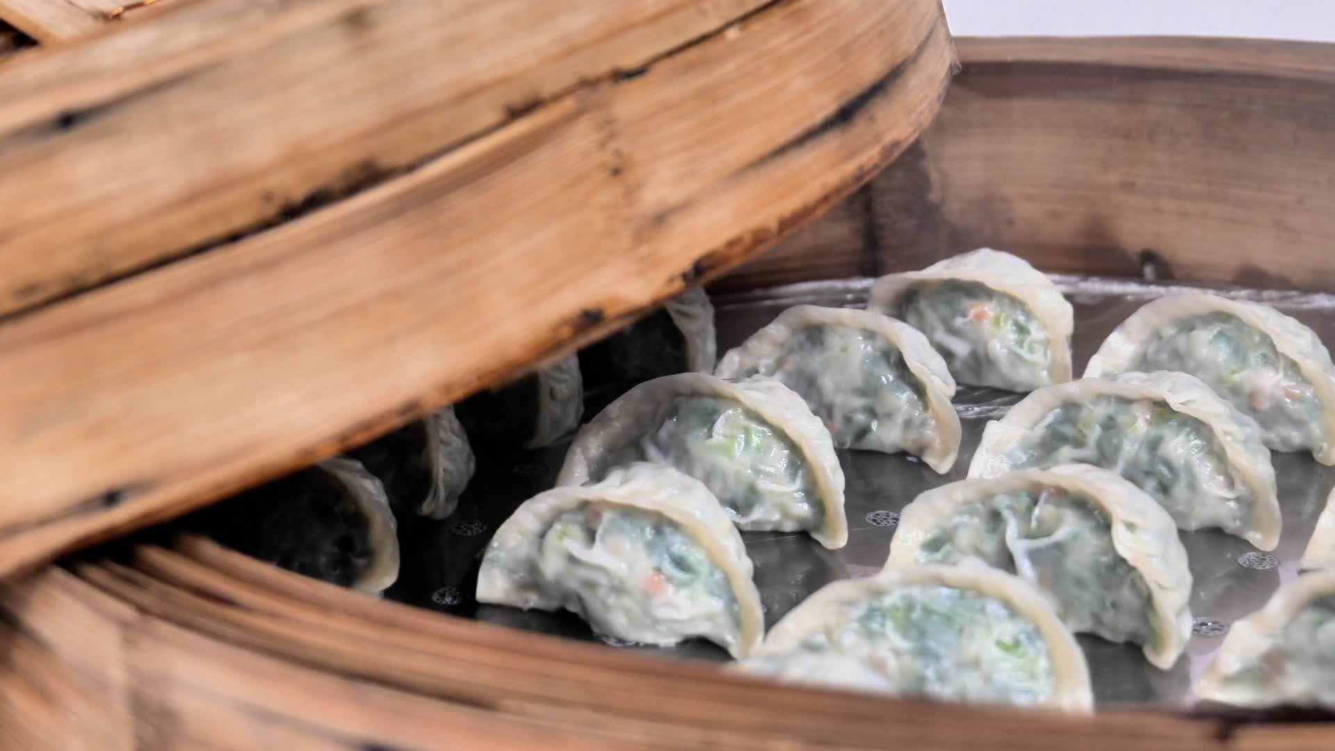 美味的小吃蒸饺视频的预览图