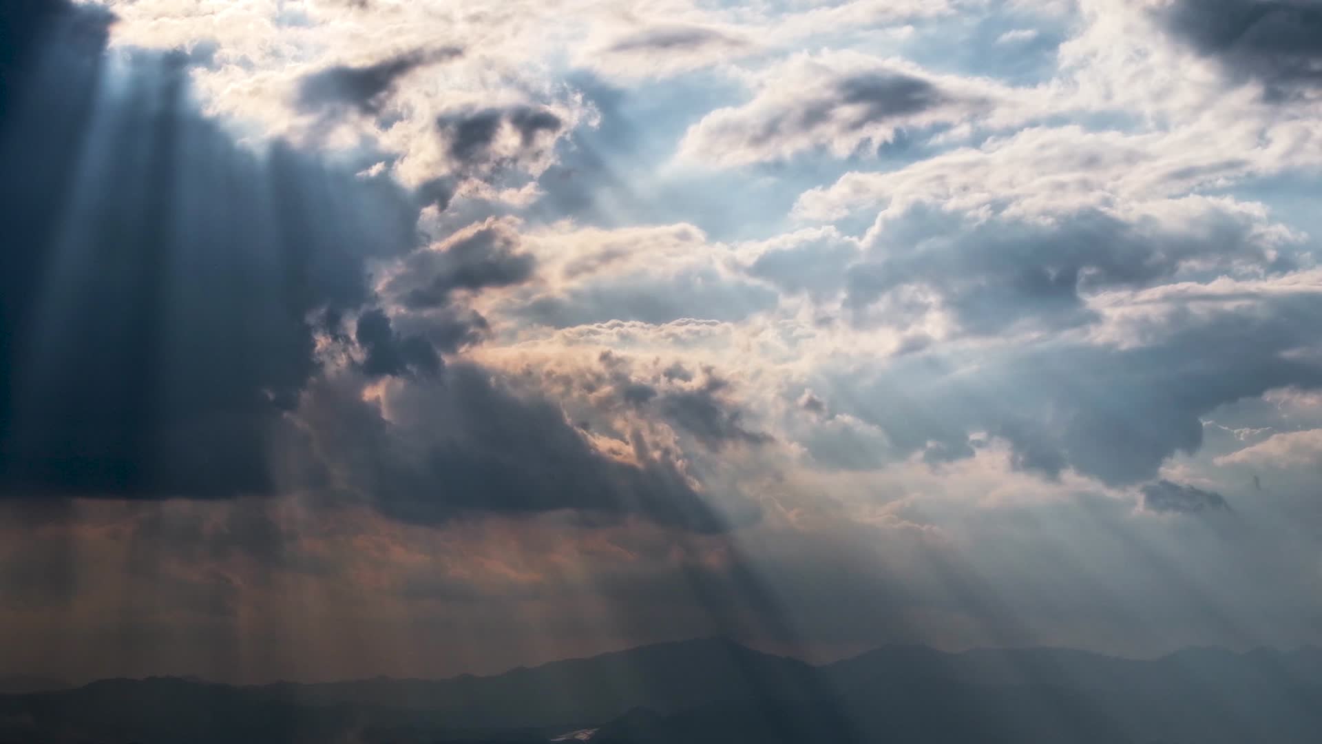 天空云层丁达尔光线视频的预览图