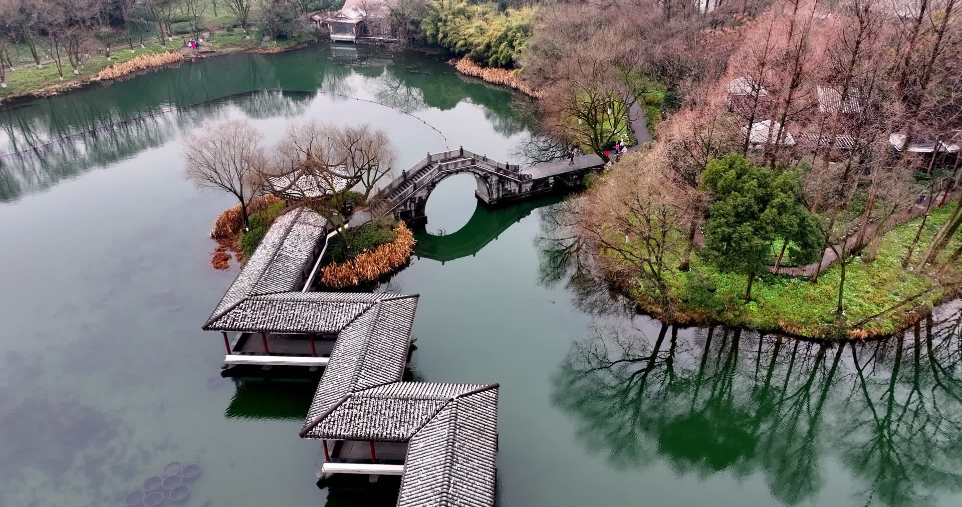 中国杭州西湖浴鹄湾霁虹桥雪景视频的预览图