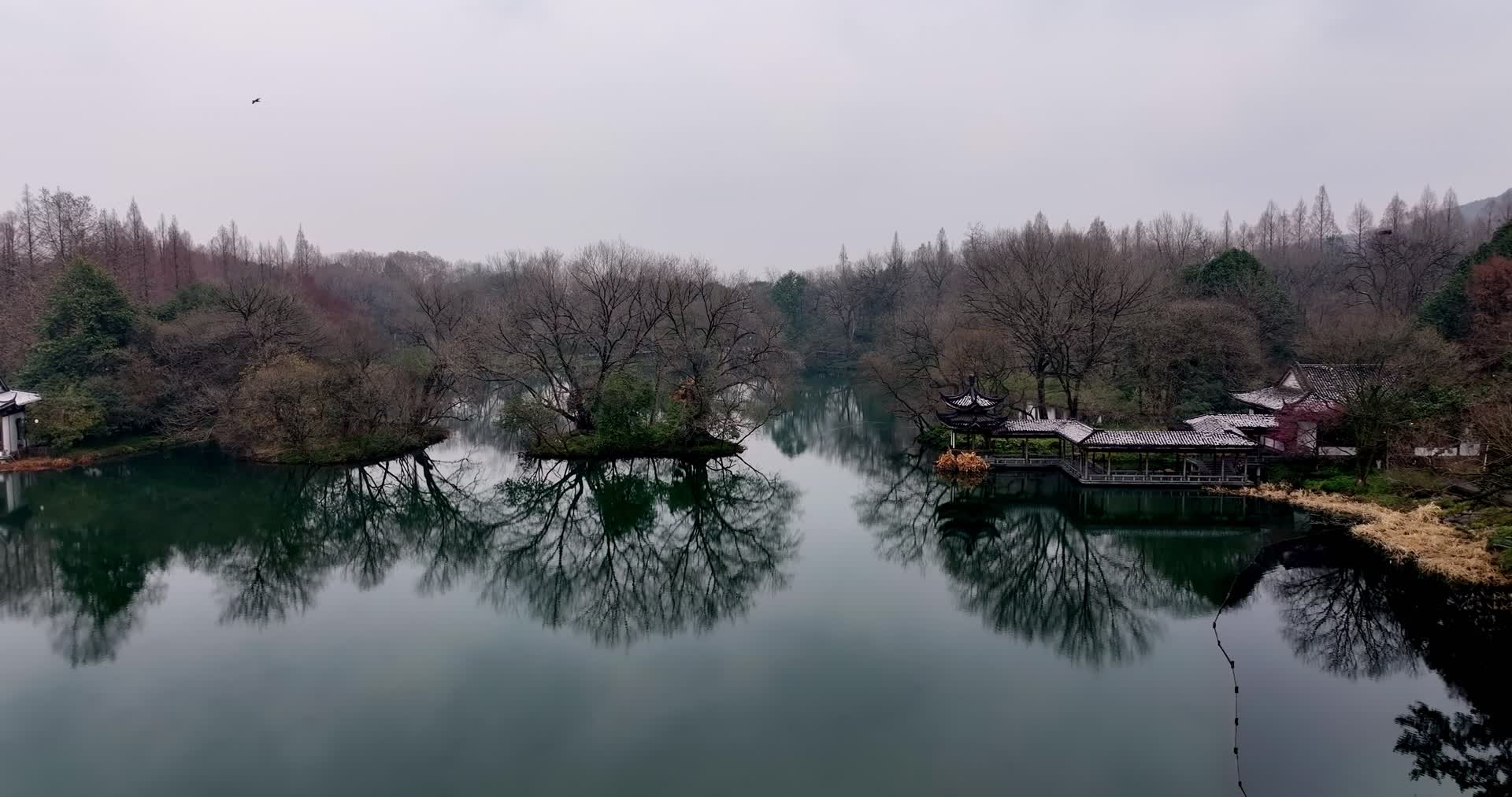 中国杭州西湖浴鹄湾古典建筑白雪红梅视频的预览图