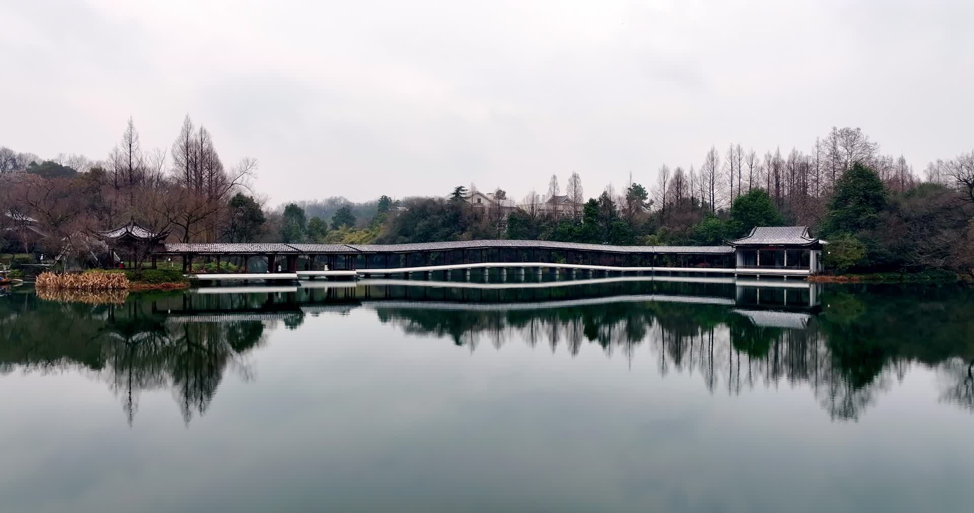 中国杭州西湖浴鹄湾霁虹桥雪景视频的预览图