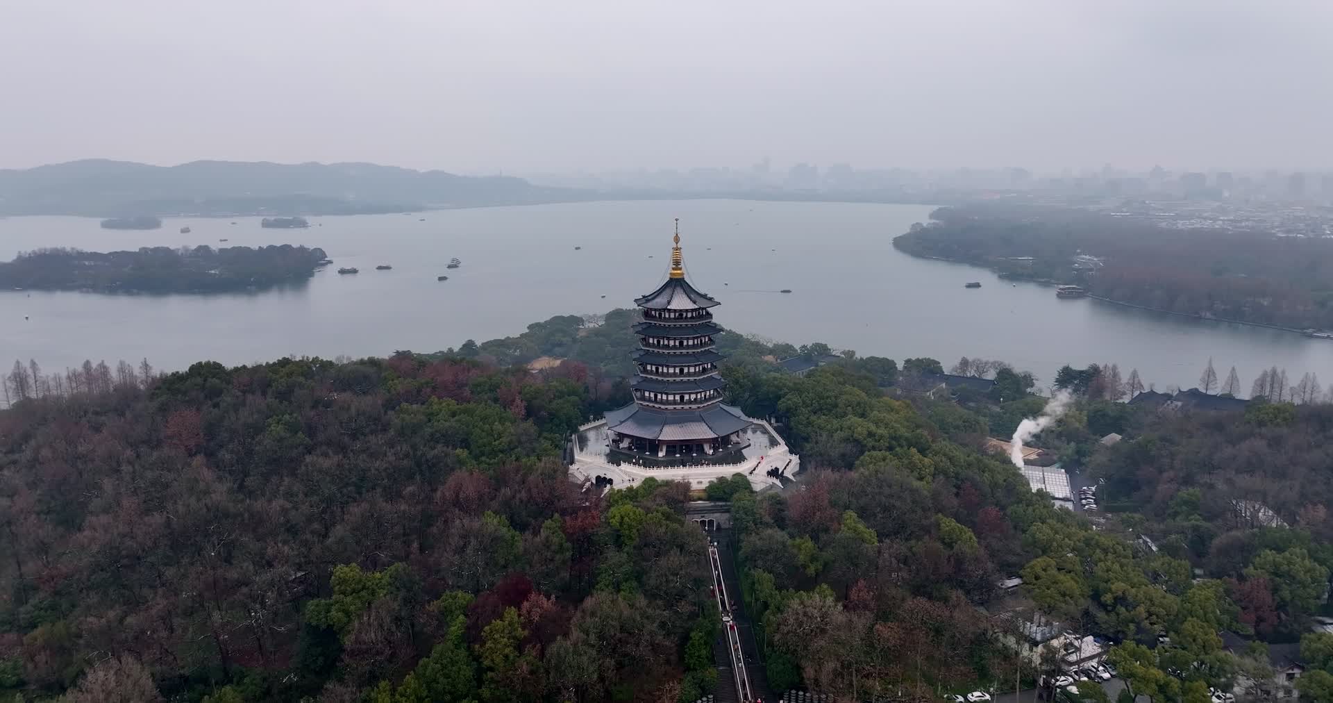 中国杭州西湖雷峰塔烟雨江南航拍视频的预览图