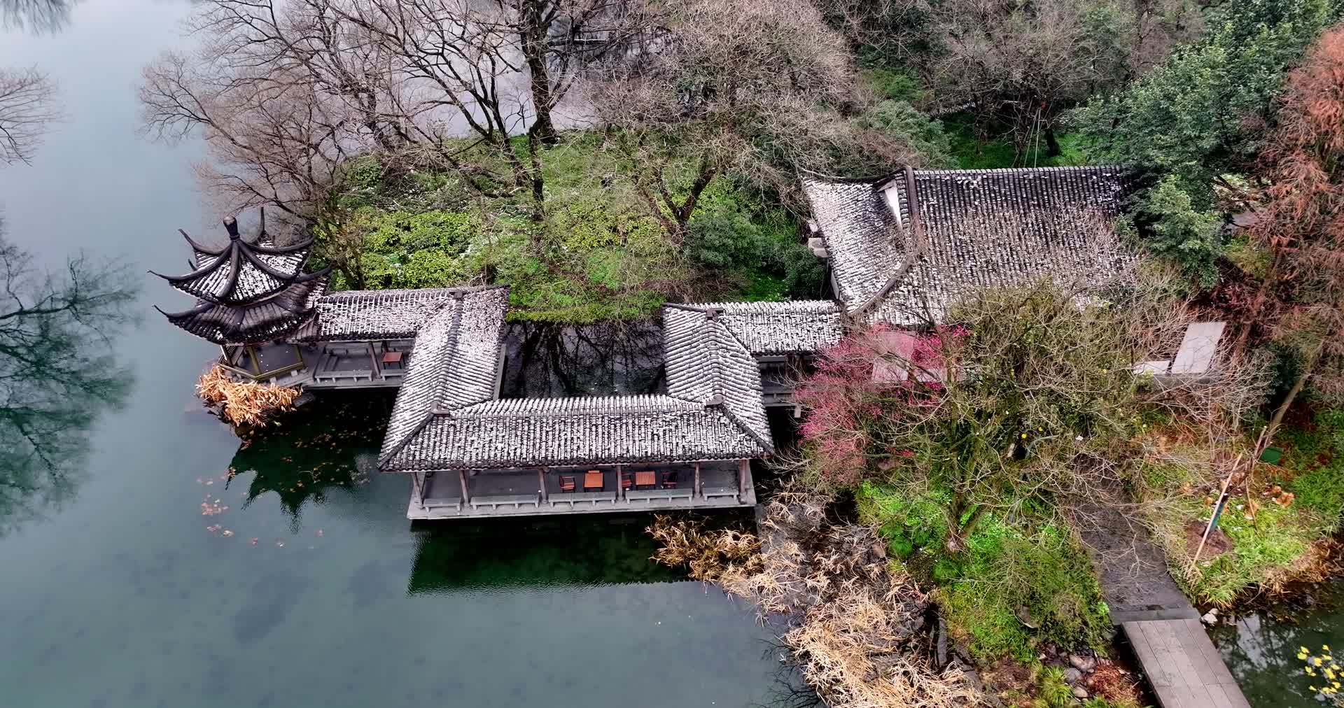 中国杭州西湖浴鹄湾古典建筑白雪红梅视频的预览图