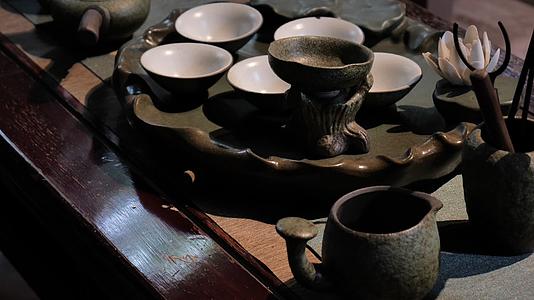 桌子上的茶具茶艺文化视频的预览图