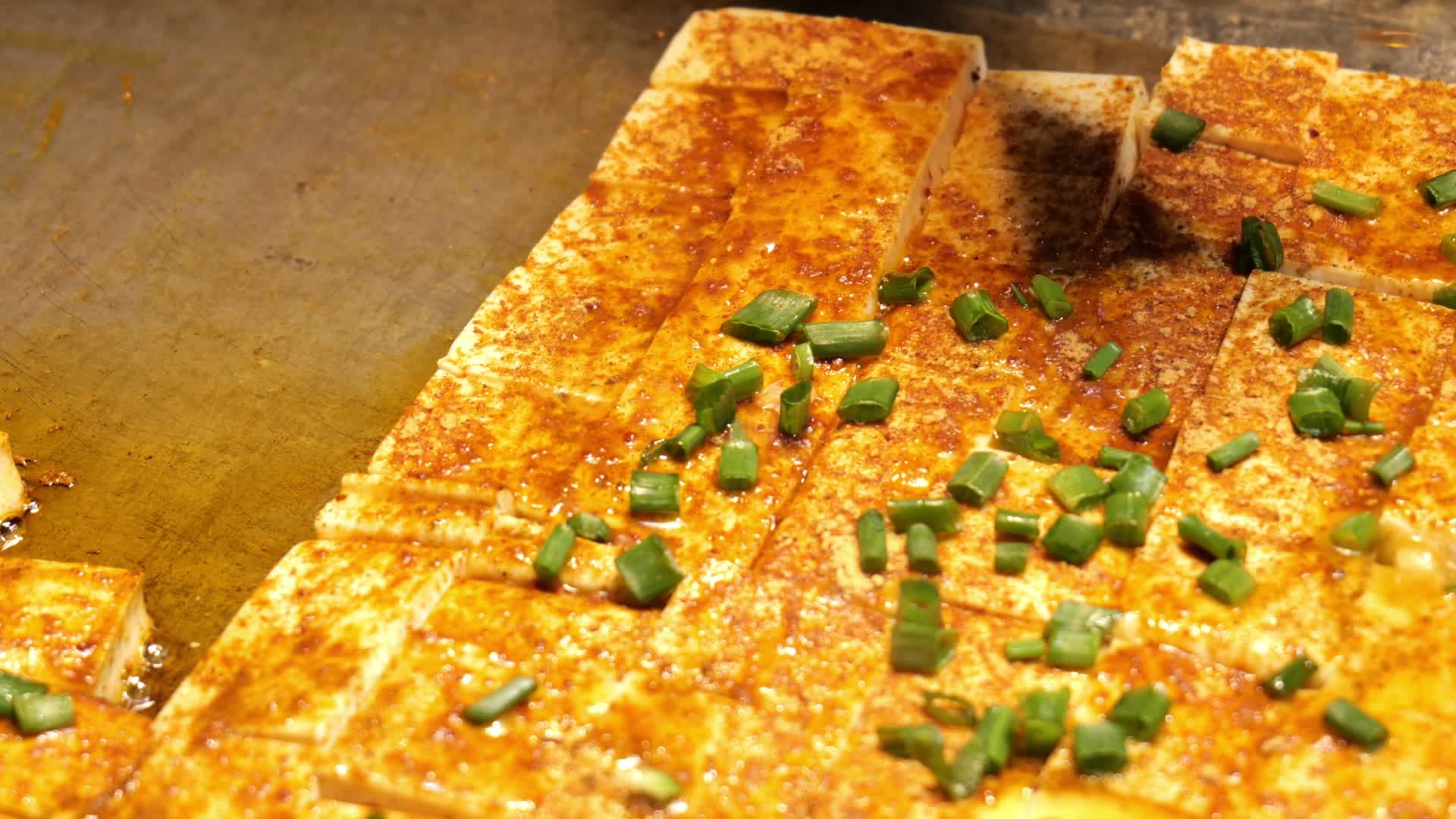 夜市小吃美味的铁板豆腐视频的预览图