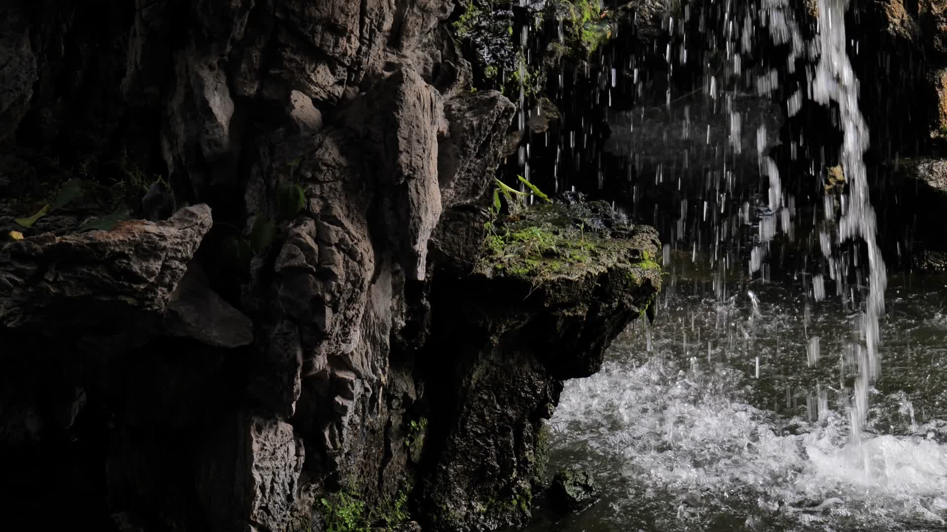 中式园林的假山流水视频的预览图