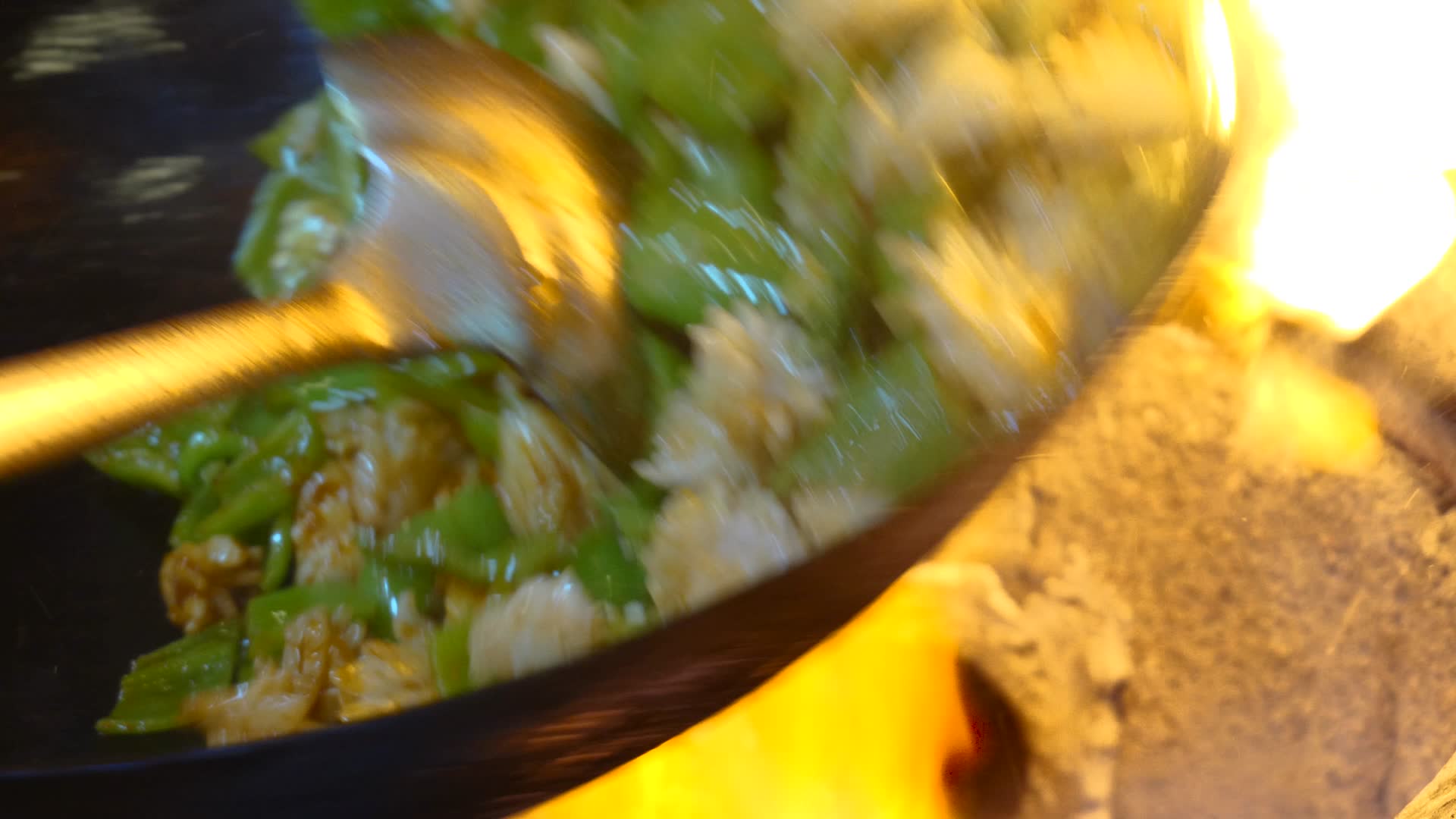 猛火爆炒中餐制作传统美食视频的预览图