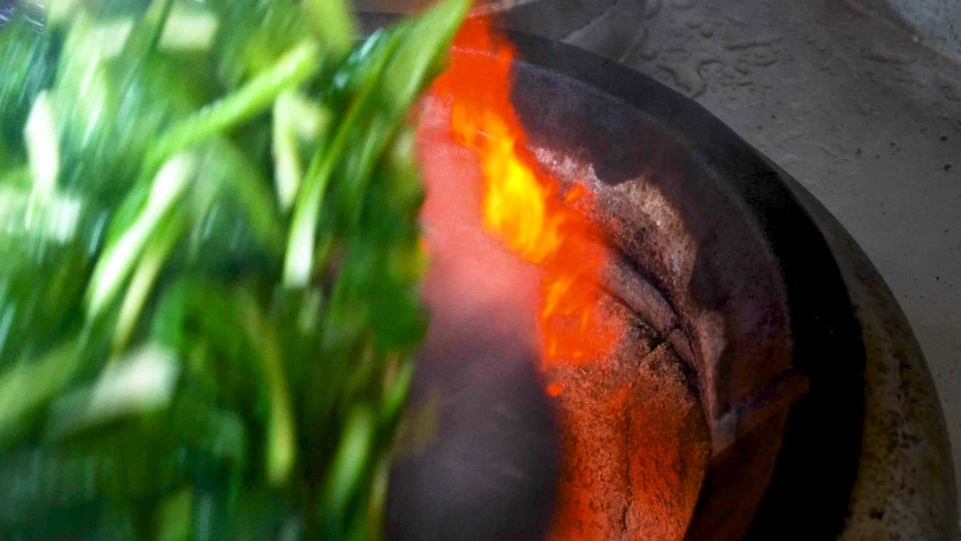 猛火爆炒中餐制作传统美食视频的预览图