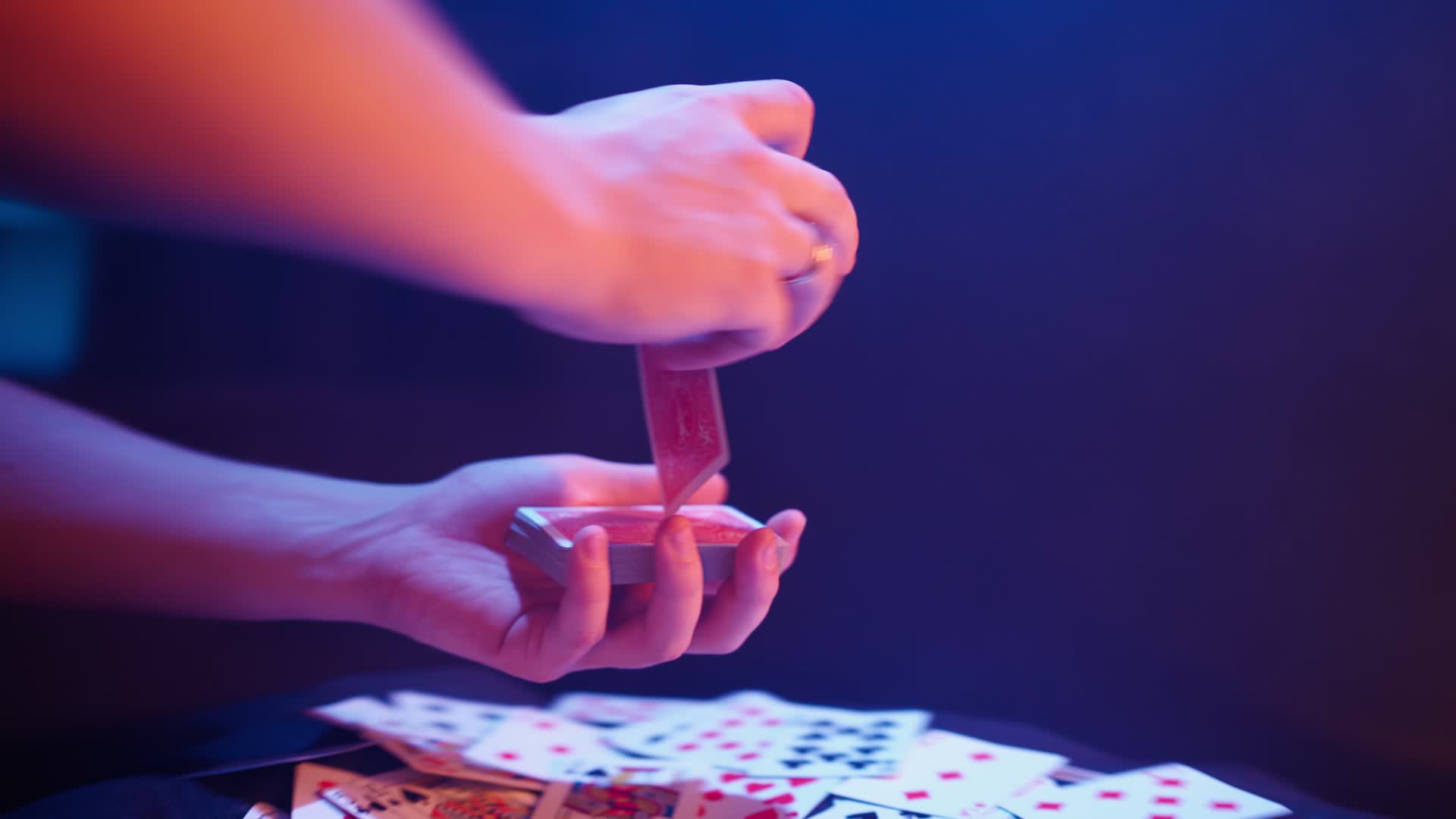 扑克牌洗牌发牌视频的预览图
