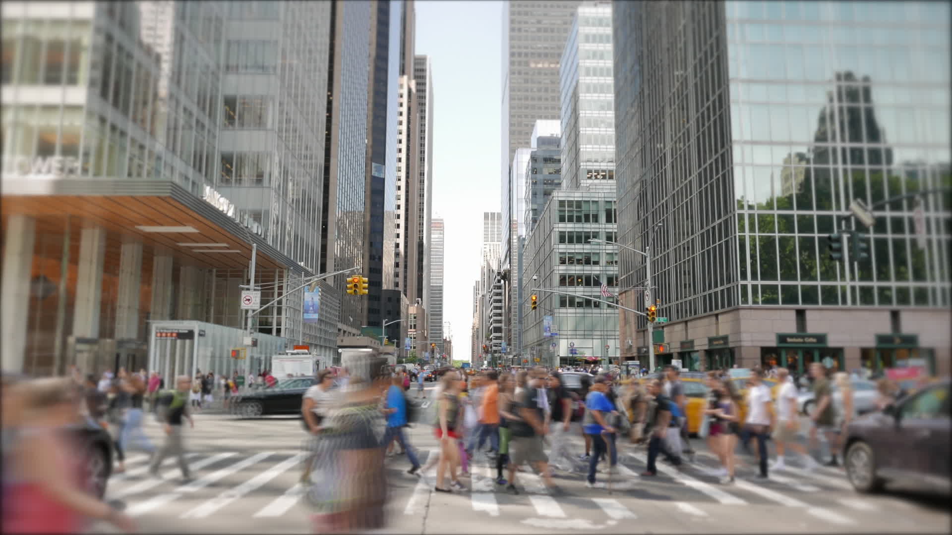 城市街头人流涌动视频的预览图